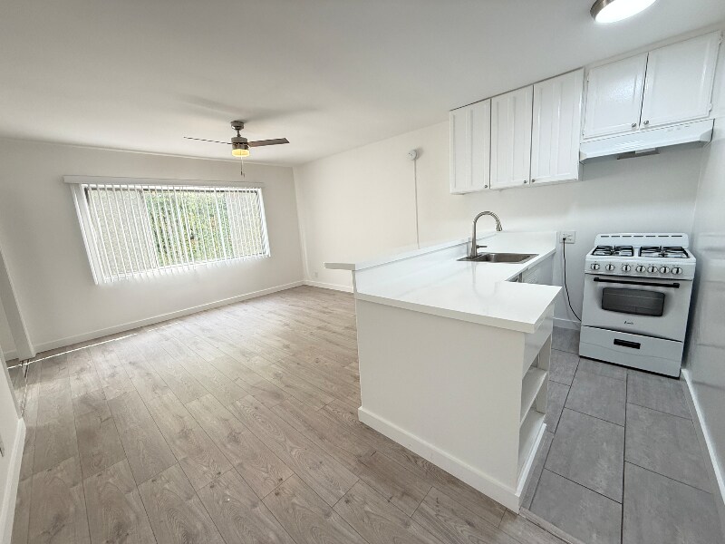 Building Photo - 240 S Reeves Dr