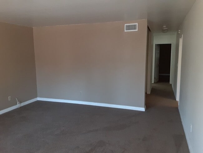 Building Photo - 136 Royal Oak Dr