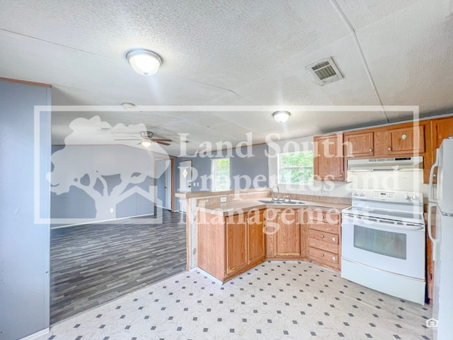 Building Photo - 425 Longfellow Blvd