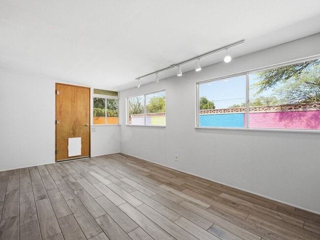 Building Photo - Charming 2-Bedroom Home with Vintage Character & Modern Comforts