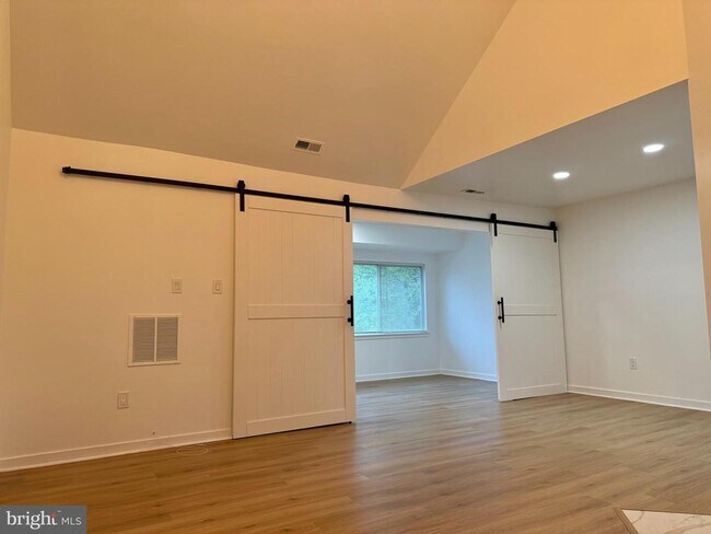 Building Photo - 828 Chanticleer