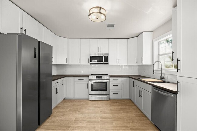 Building Photo - 402 Twin Elm Dr