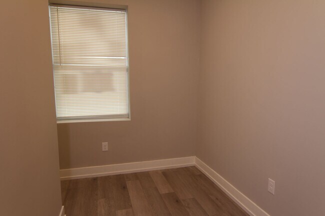 Building Photo - 1649 Pratt St