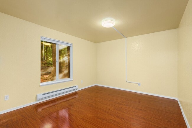 Building Photo - Cozy Redmond 2 Bedroom 2 Bath Condo