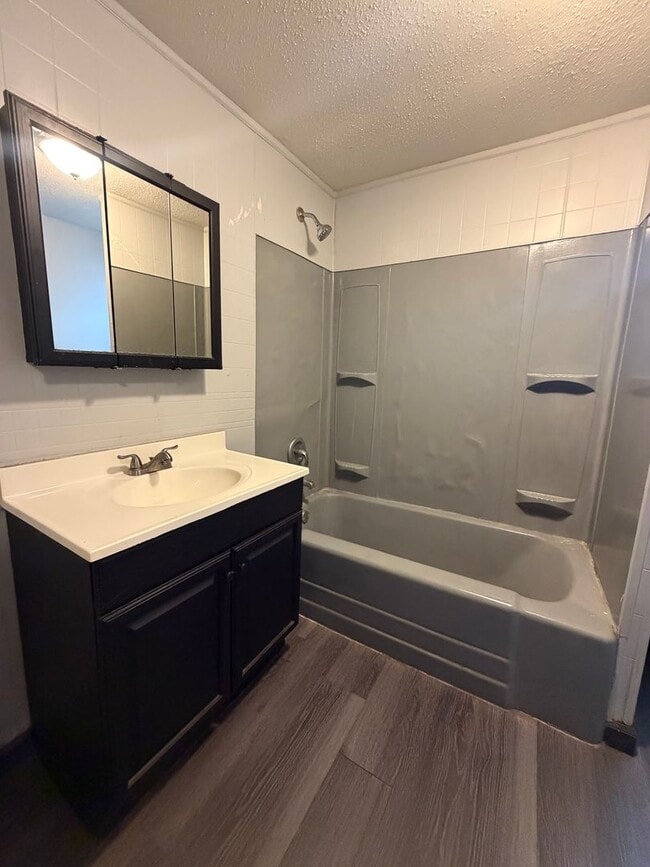 Building Photo - 3 Bed | 1 Bath Home for Rent in Alton – $1,300/Month