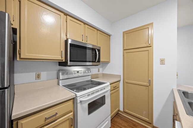 Building Photo - 8888 Tallwood Dr