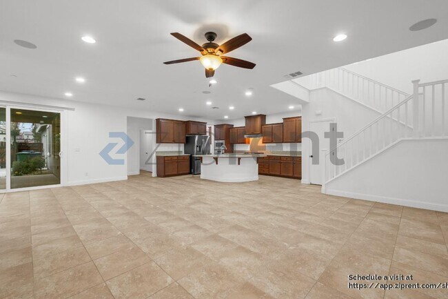 Building Photo - 1271 S Central Pkwy