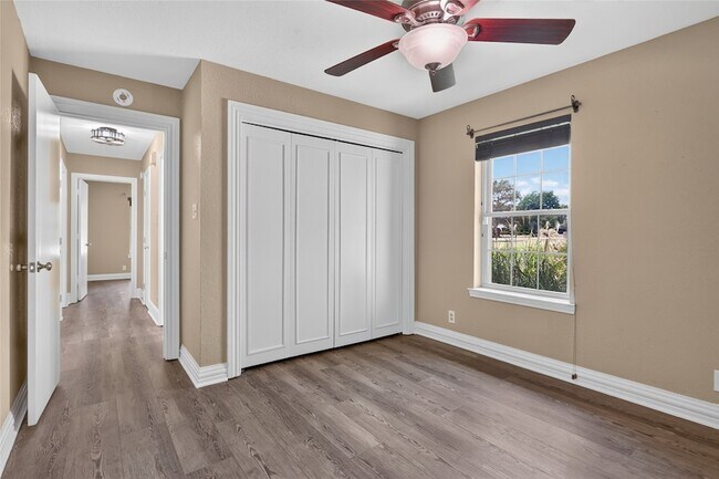 Building Photo - 1400 Emerald Cir