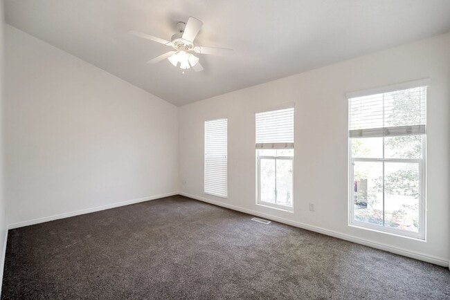 Building Photo - Awesome Townhome in Iverness Square in Murray