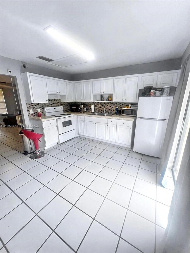 Building Photo - 4259 Royal Banyan Way