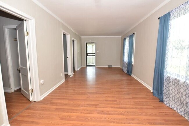 Building Photo - Mishawaka- near Bethel University, shoppin...