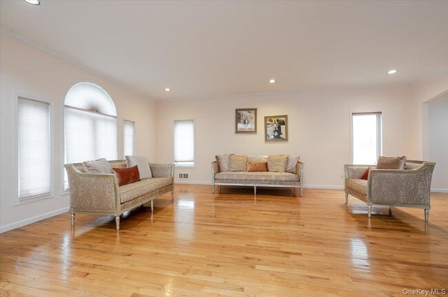 Building Photo - 11 Drury Ln