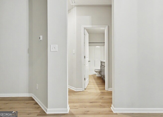 Building Photo - 270 S Ridge