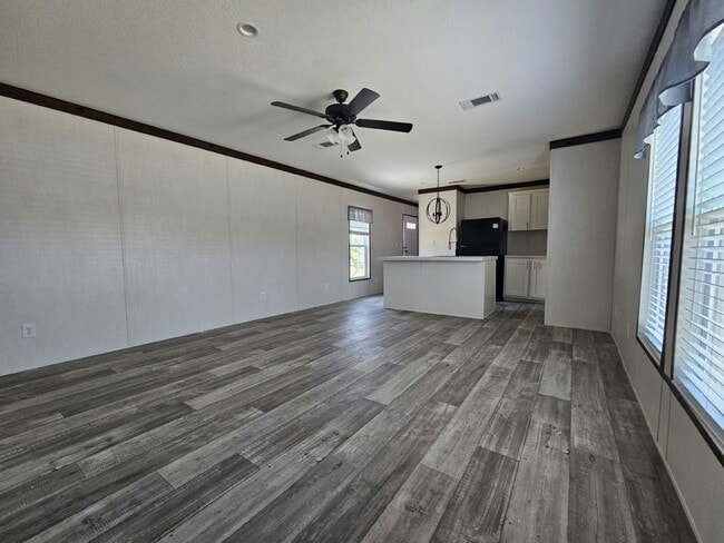 Building Photo - 447 Suwanee Dr
