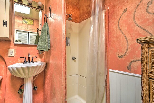 Building Photo - 2434 Cloverfield Blvd