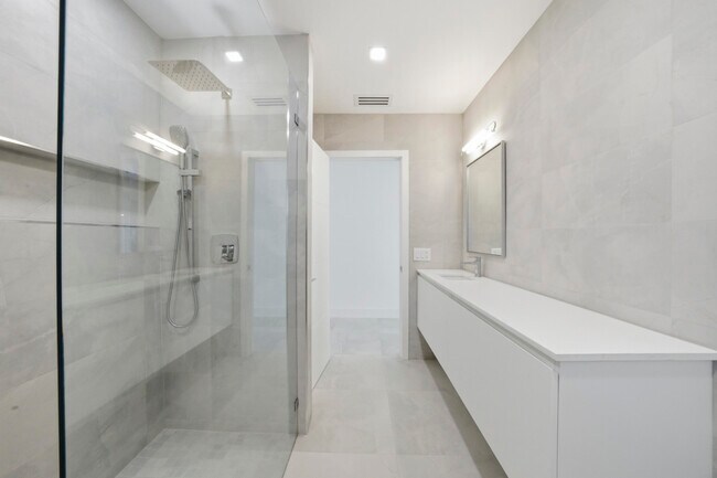 Building Photo - 2001 NE 17th Way