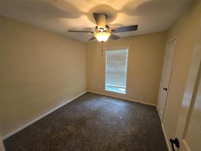 Building Photo - 2318 Green Valley Dr