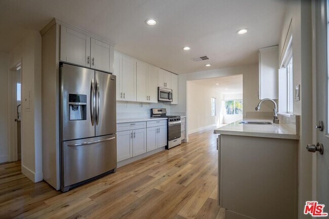 Building Photo - 5705 Jamieson Ave