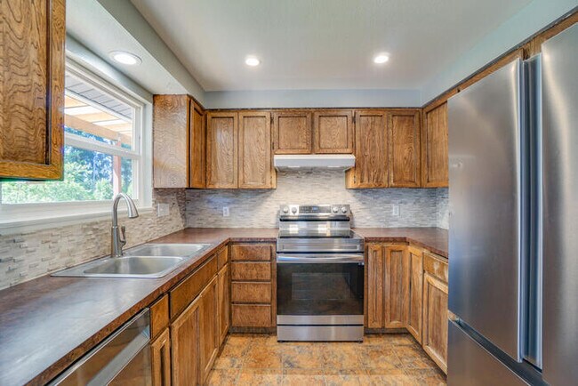 Building Photo - THREE BEDROOM NEAR LENA PARK