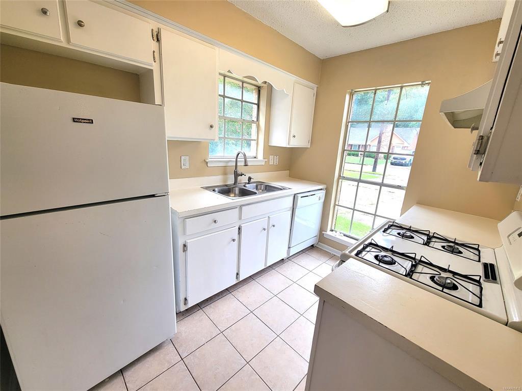 Building Photo - 3024 Cross Creek Dr