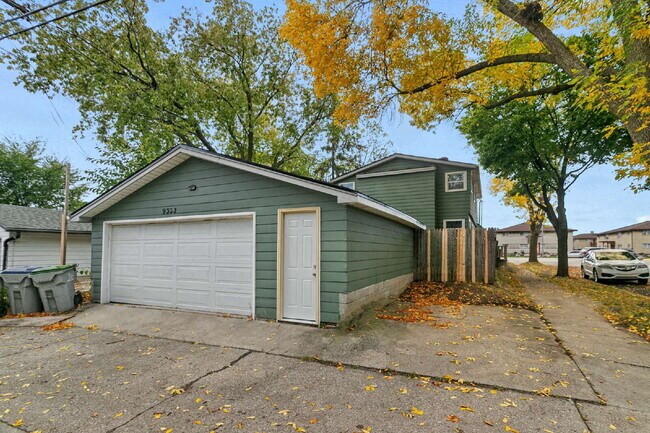 Building Photo - Big, Bold, and Beautiful Upper Unit!