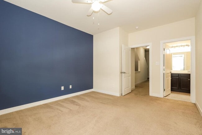 Building Photo - 113 Royal Mews