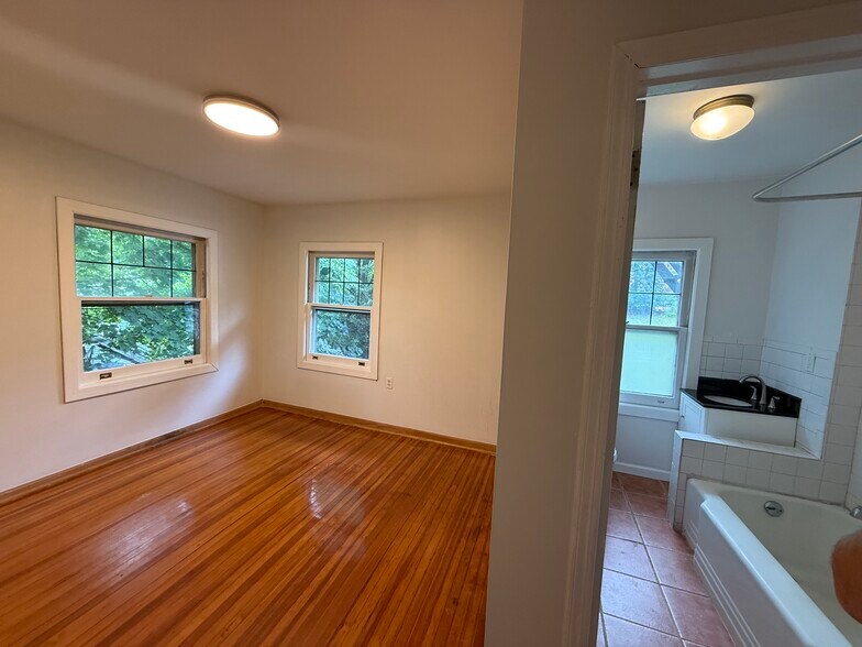 Building Photo - 114 Elm St