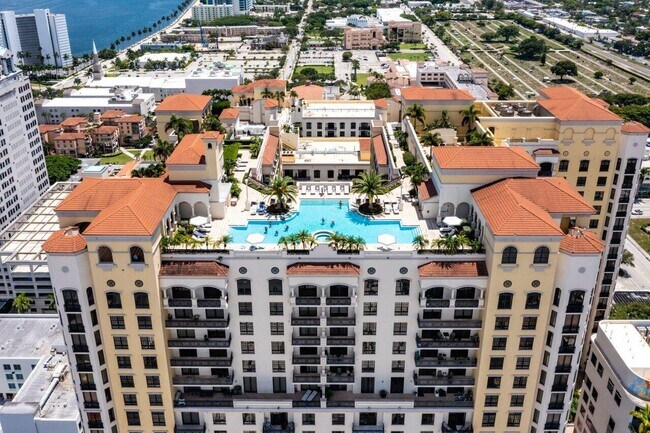 Building Photo - 701 S Olive Ave