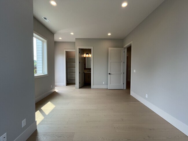 Building Photo - 17402 NW Lone Rock Dr