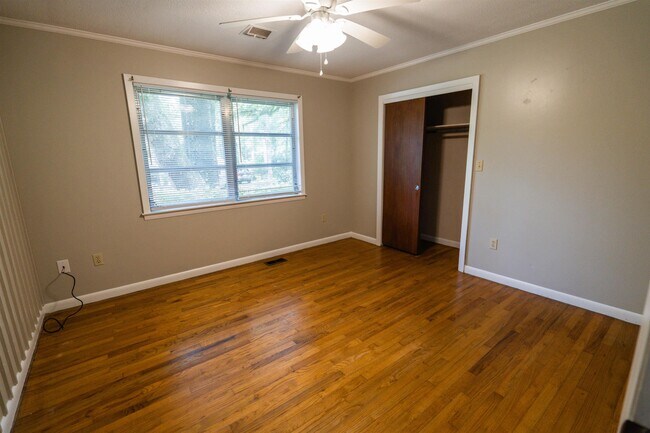 Building Photo - 2103 Evergreen Dr
