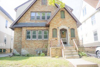 Building Photo - Renovated 2-Bedroom Upper Duplex Unit