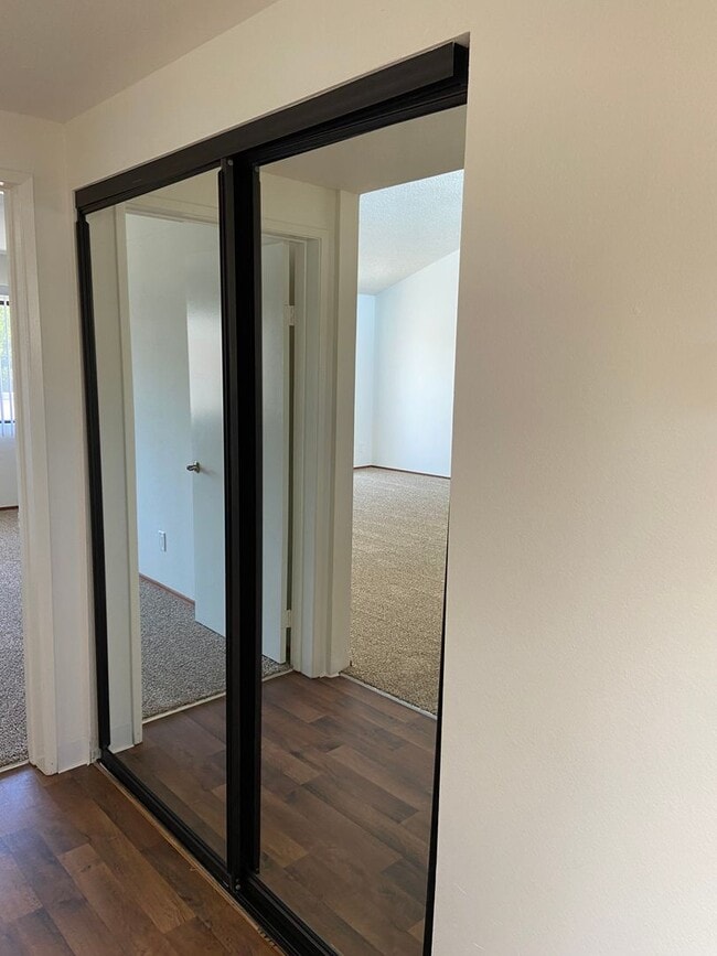 Building Photo - 3832 Fifth Ave