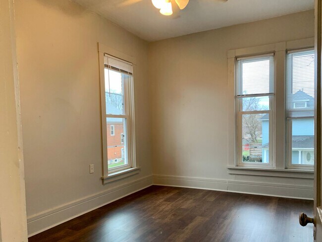 Building Photo - 182 Hudson St