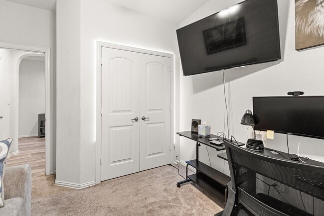 Building Photo - 7312 La Escolara Ranch Rd