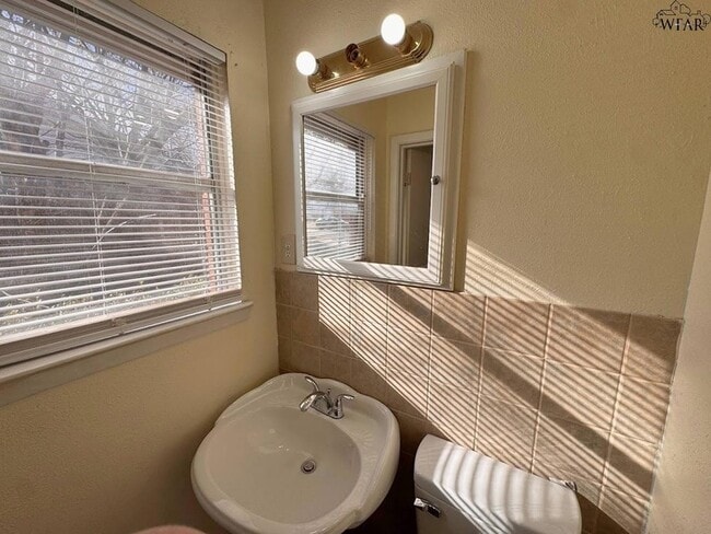 Building Photo - 1612 Phoenix Dr