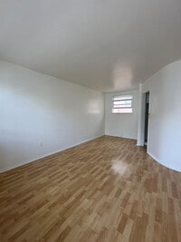 Building Photo - 1737 N Sycamore Ave