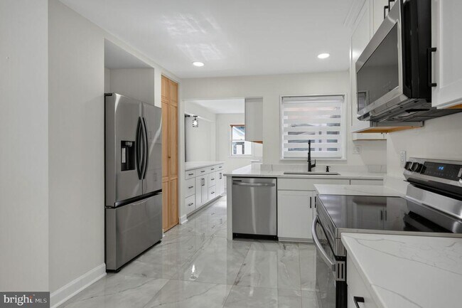 Building Photo - 6206 Hillview Ave