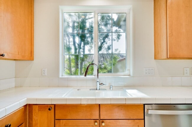 Building Photo - Beautiful 2 Bed 2 Bath End Unit Townhome in Communication Hills!