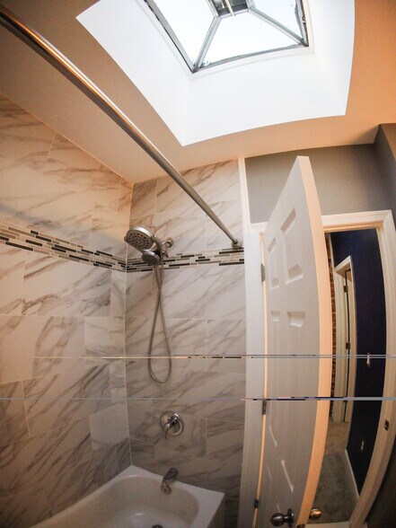 Building Photo - 819 N Montford Ave