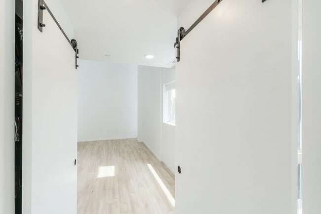 Building Photo - Signal House