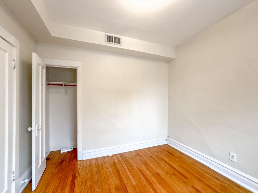 Building Photo - 5000 N Sawyer Ave