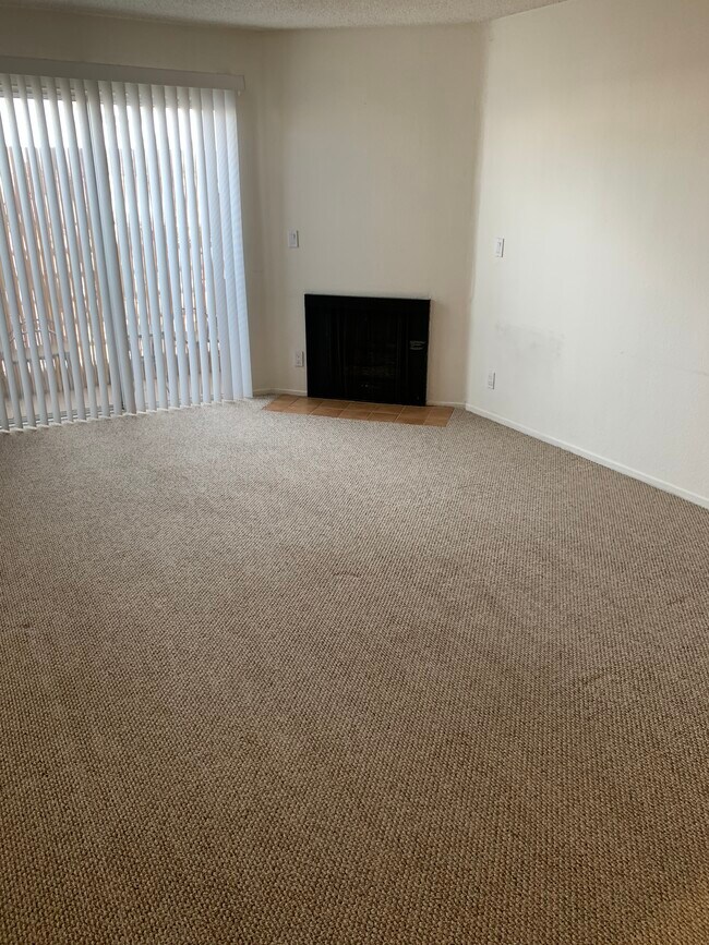Living Room - 340 N Hayworth Ave