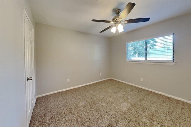 Building Photo - 2615 Silver Falls Dr