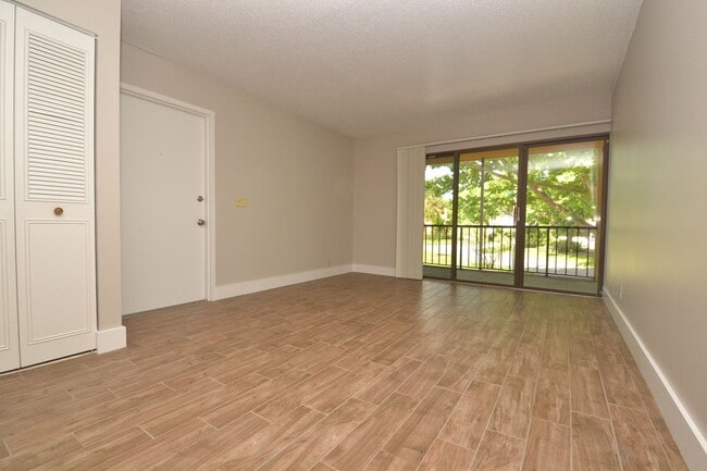 Building Photo - Nicely Updated 1/1 Condo in Winter Springs ~ Wood Plank Tile Floors and Large Screened Patio!
