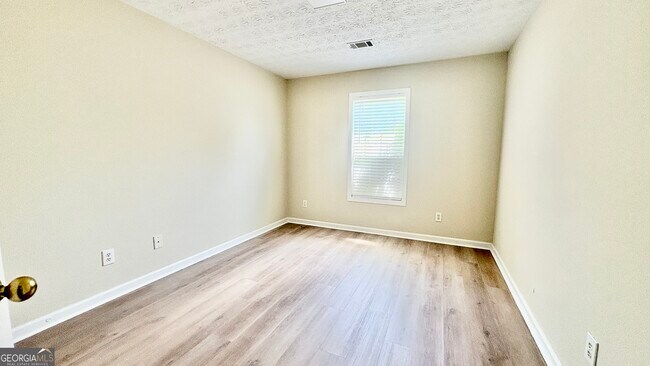 Building Photo - 2336 Pettit Dr
