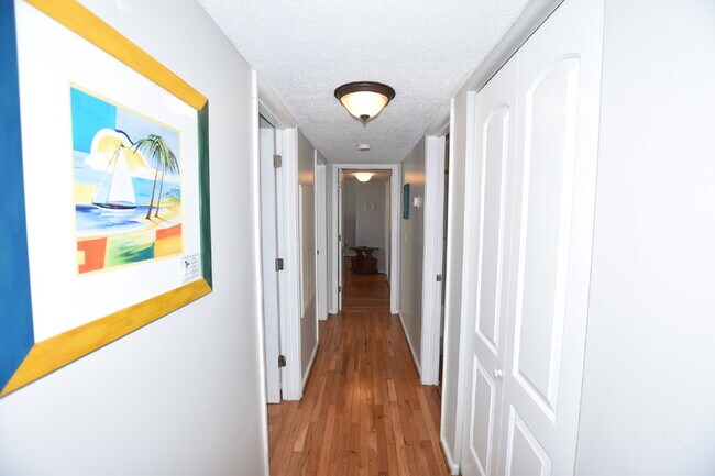 Building Photo - Spacious Condo Beautifully Furnished