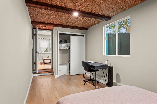 Designated working space in bedroom - 610 E Fairview Blvd