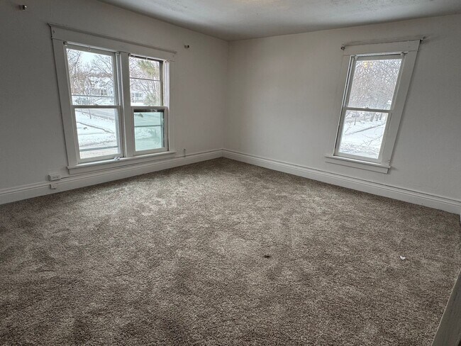 Building Photo - 321 W 5th St