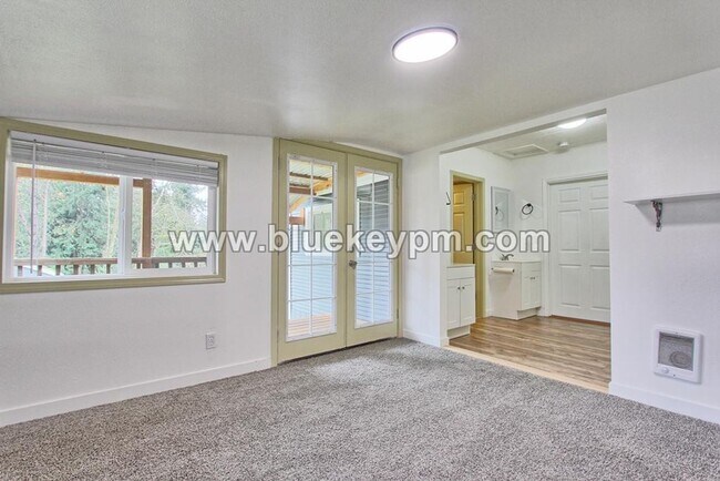 Building Photo - 2 Bed, 2 Bath Home with Large Yard Near Kiggins Bowl