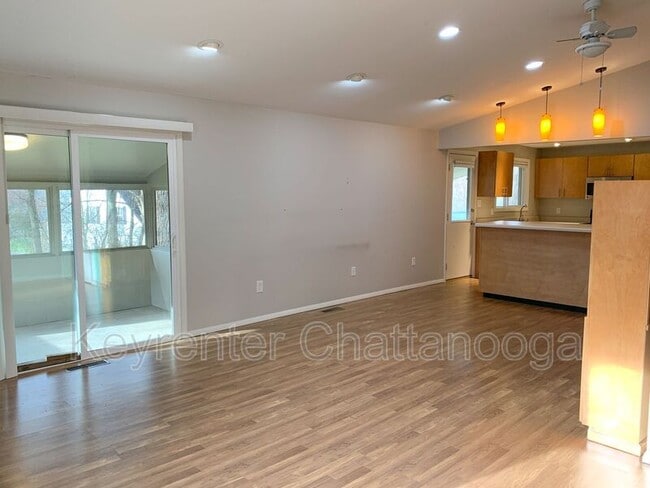 Building Photo - 1023 N Runyan Dr